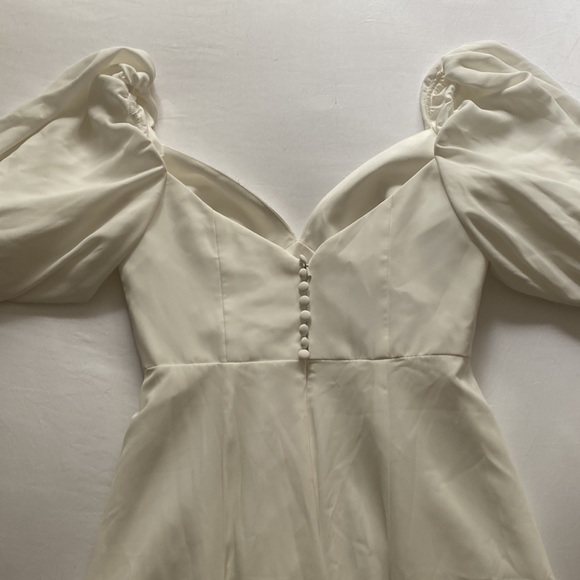 Davids bridal bubble sleeve bridal gown in women’s size 6. - Picture 6 of 9